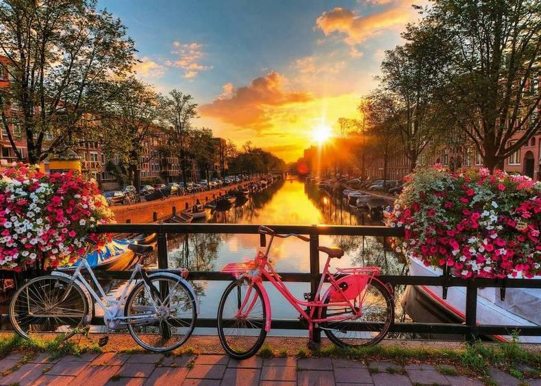 Ravensburger Bicycles in Amsterdam 1000 Piece Jigsaw Puzzle - Image 2