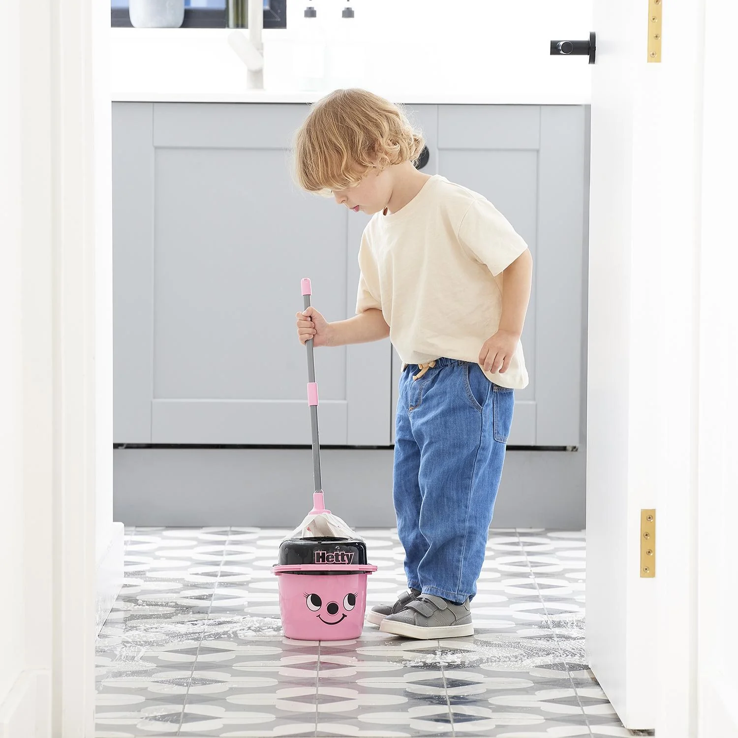 Casdon Hetty Mop & Bucket Kids Cleaning Role Play Toy - Image 4