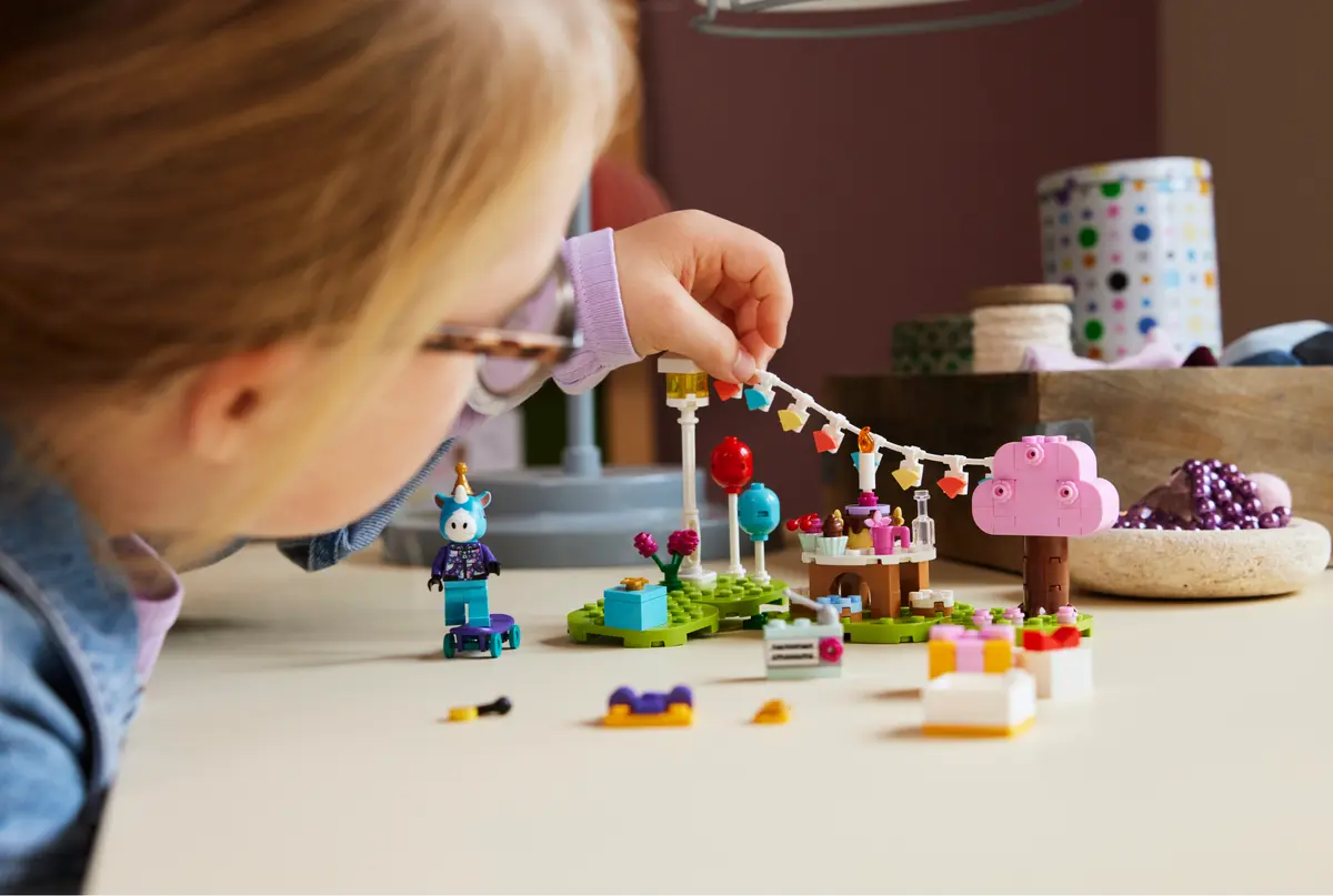 LEGO Animal Crossing Julian's Birthday Party 77046 - Image 8