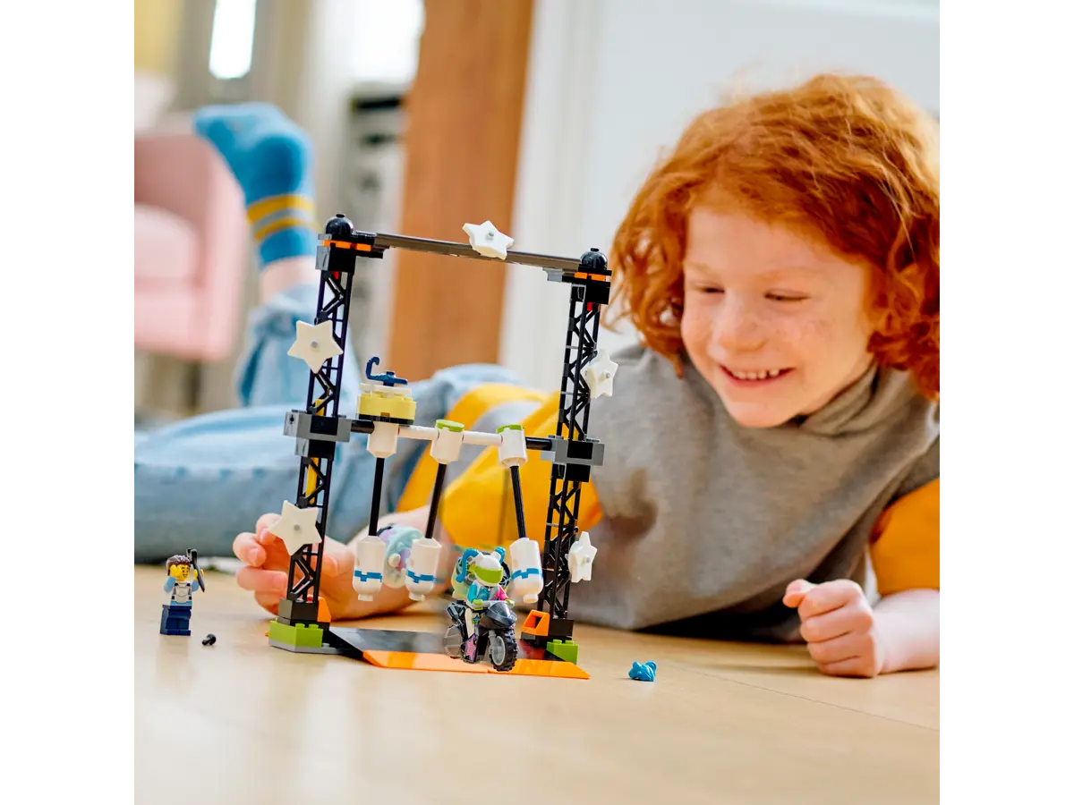 LEGO City The Knockdown Stunt Challenge 60341 - Image 9