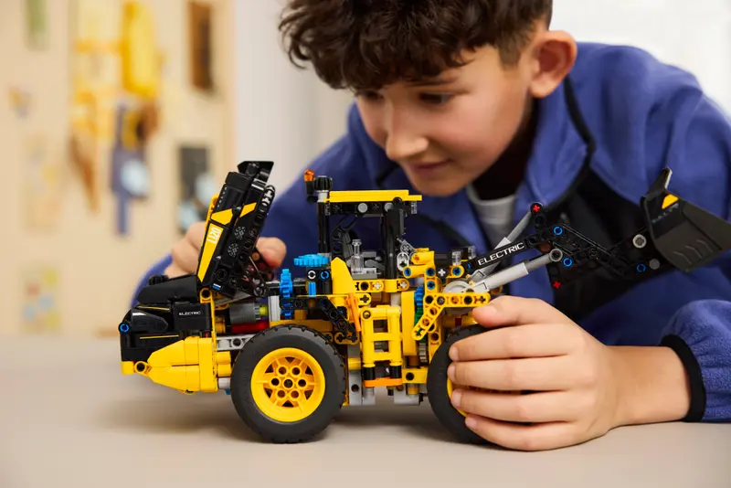 LEGO Technic Volvo L120 Electric Wheel Loader 42209 - Image 7