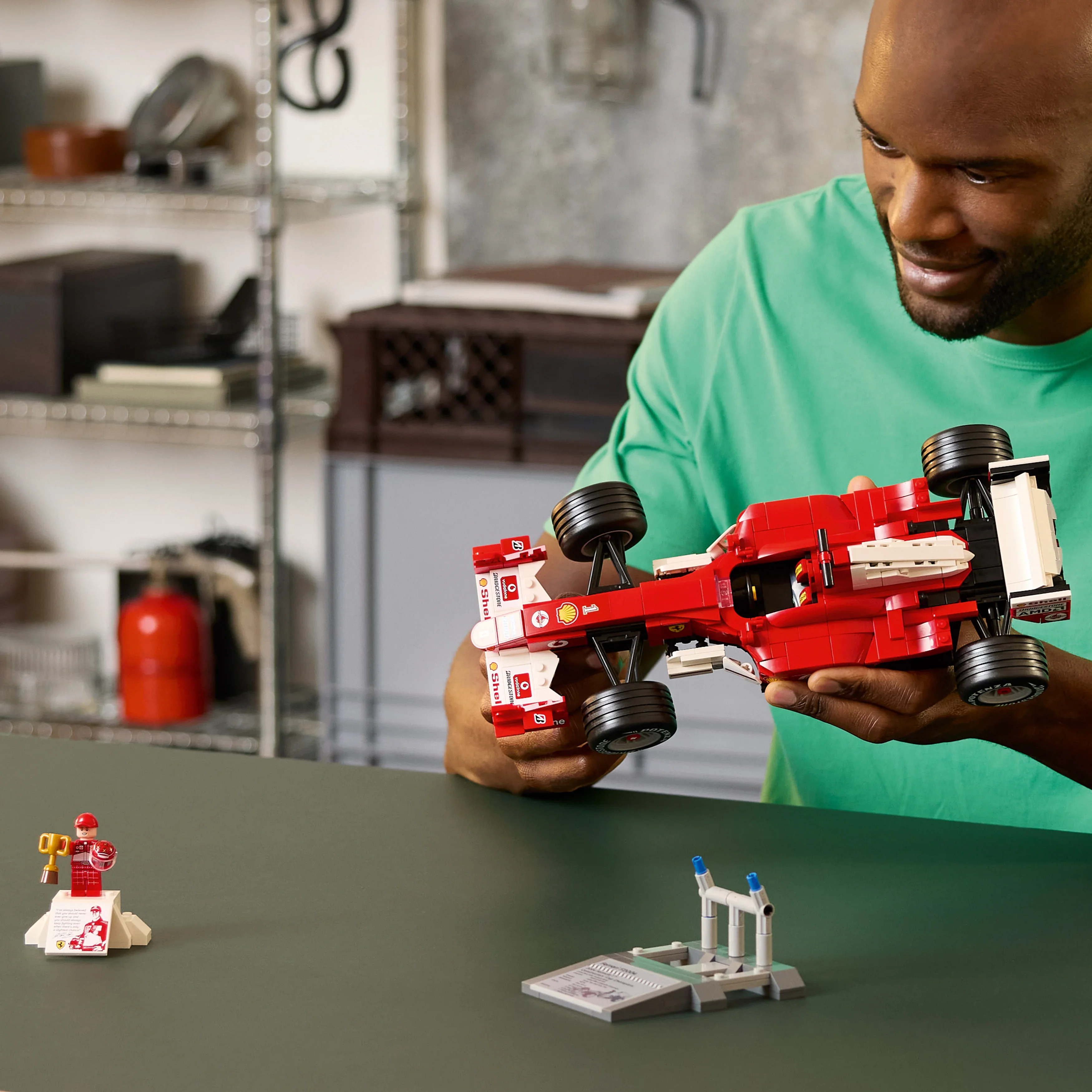 LEGO Icons Ferrari F2004 & Michael Schumacher 11375 - Image 8