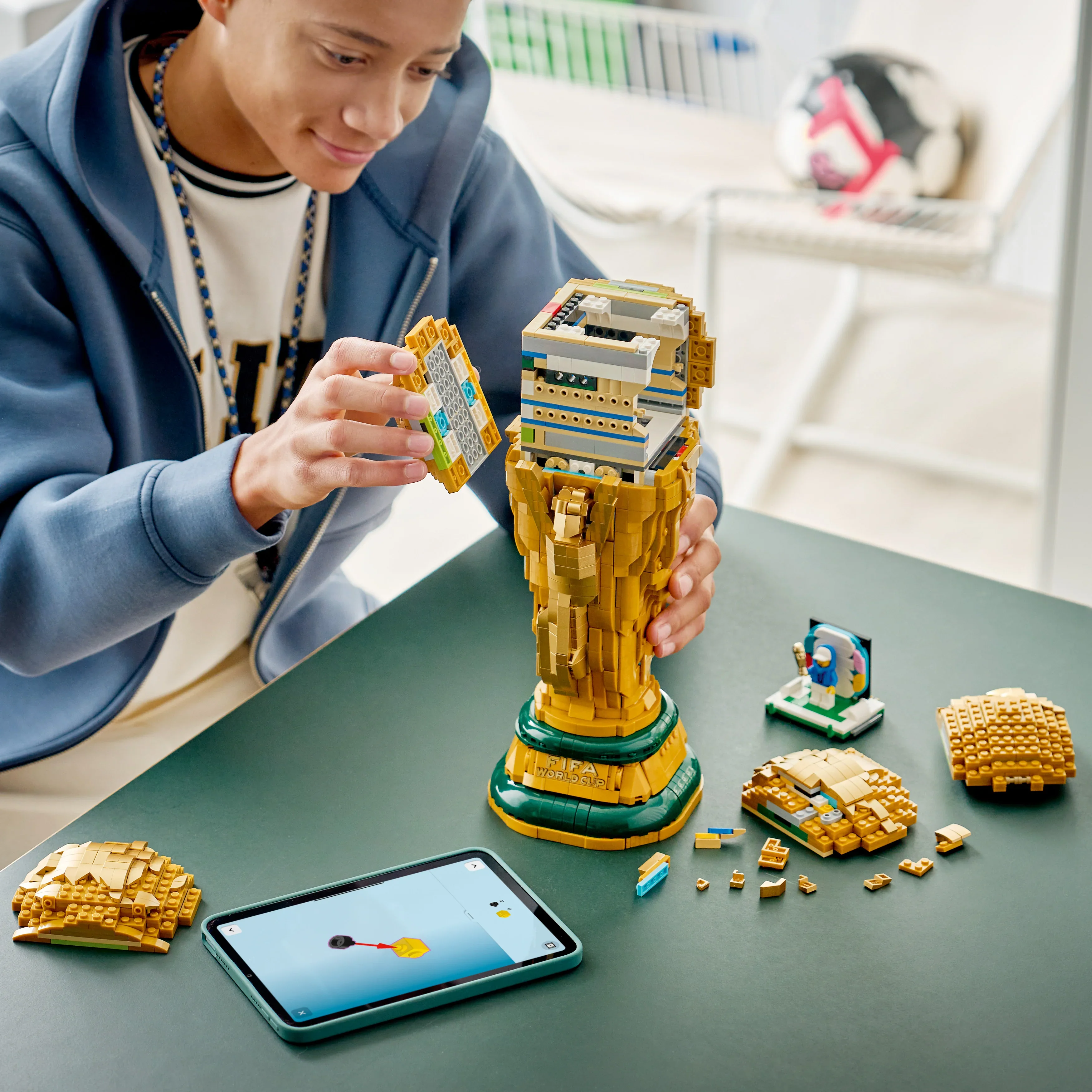 LEGO Editions FIFA World Cup Official Trophy 43020 - Image 7