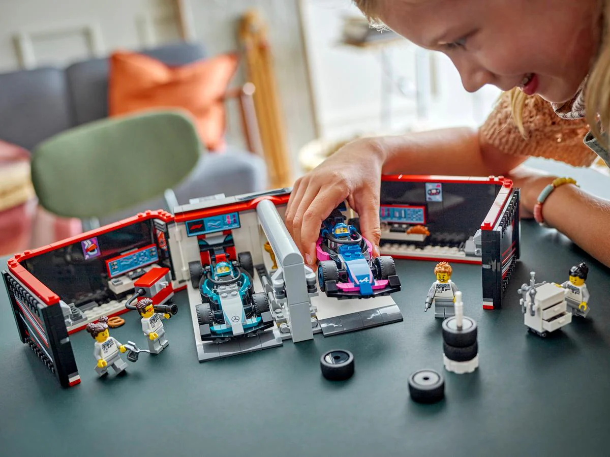 LEGO City F1 Garage & Mercedes-AMG & Alpine Cars 60444 - Image 8