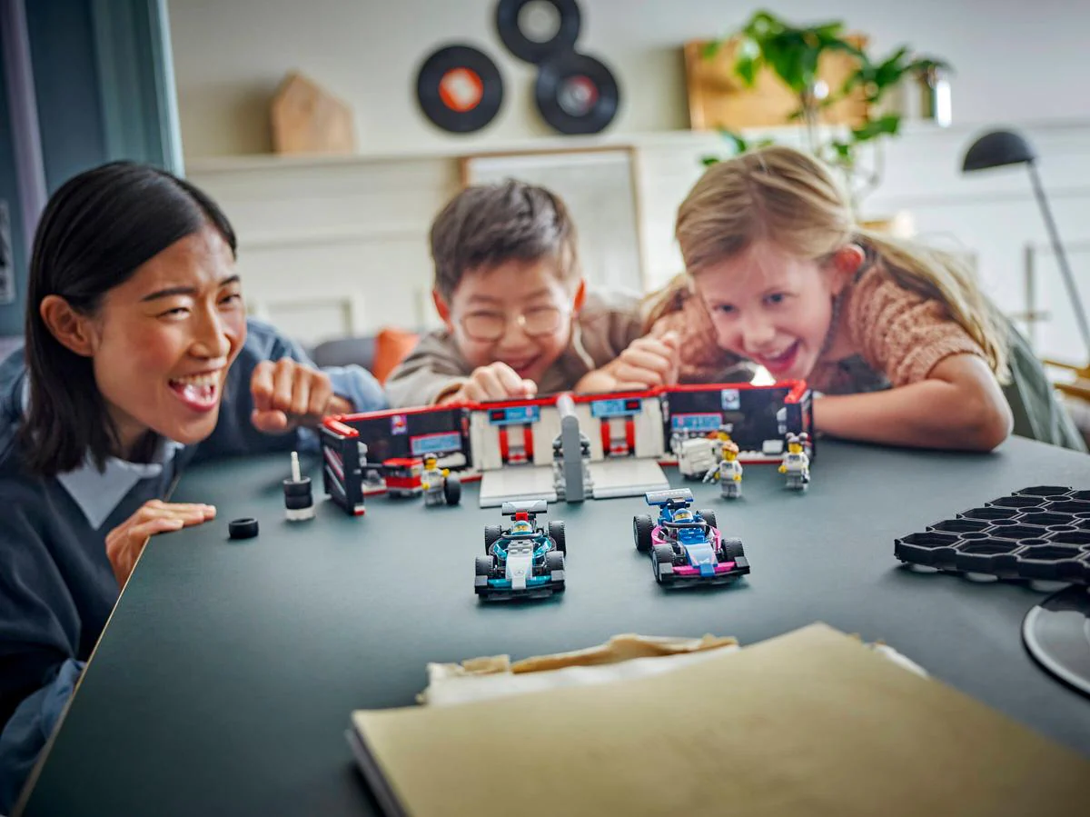 LEGO City F1 Garage & Mercedes-AMG & Alpine Cars 60444 - Image 9