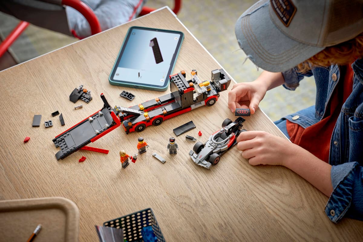 LEGO City F1 Display Truck with Audi F1 Race Car 60493 - Image 11