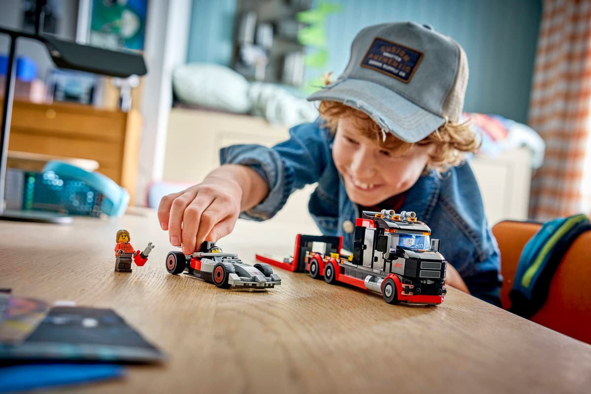 LEGO City F1 Display Truck with Audi F1 Race Car 60493 - Image 8