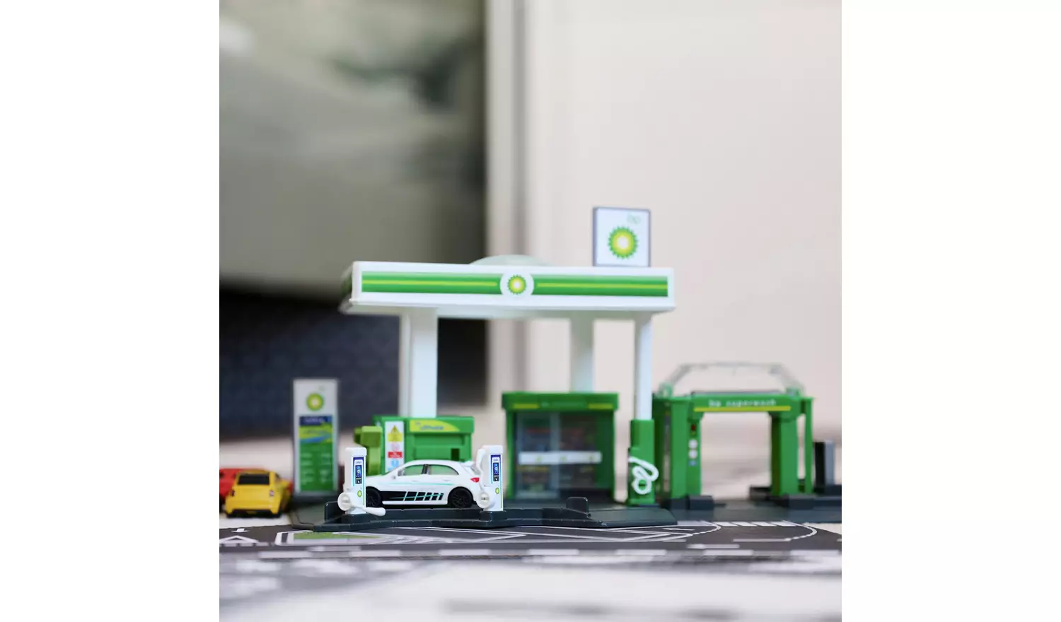 Majorette BP Petrol Station Playset - Image 3