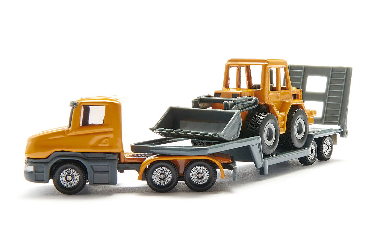 1:87 Low Loader With Front Loader - Image 4